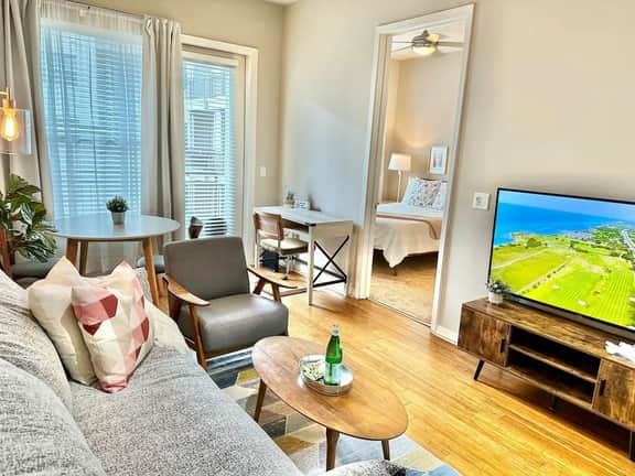 Cozy Mid Century Modern |MD Anderson| FREE Parking - Image 3