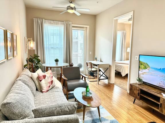 Cozy Mid Century Modern |MD Anderson| FREE Parking - Image 1