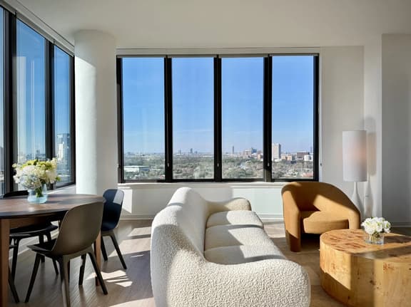 StayCozy Vantage Tower Signature 3-BR Ste|MDAnderson - Image 1